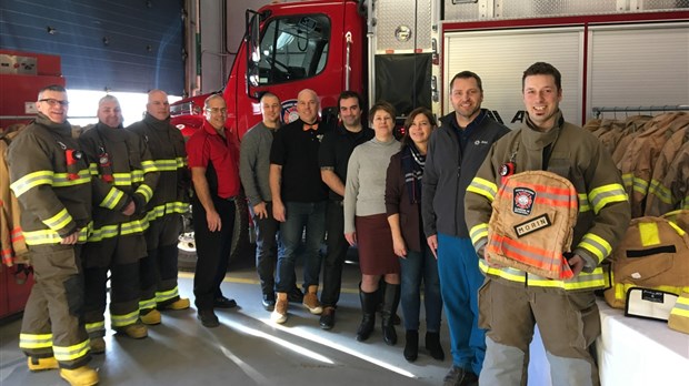 L’Aluminerie de Bécancour fait le don d’habits de pompier
