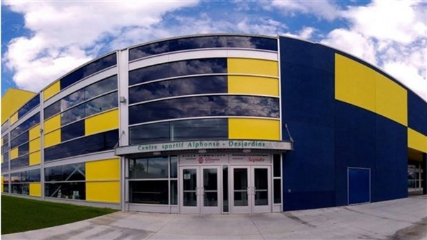 Une cure de jeunesse pour la surface synthétique intérieure du Complexe sportif Alphonse-Desjardins 
