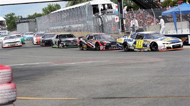 Alex Tagliani termine deuxième lors de la course NASCAR Pinty's 