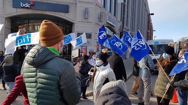 L’alliance APTS-FIQ manifeste devant le bureau de circonscription du ministre Jean Boulet
