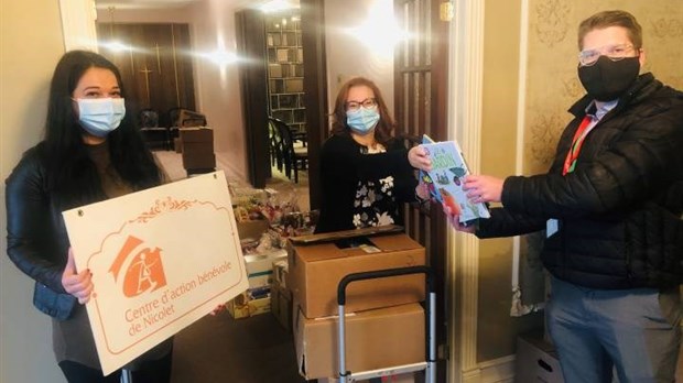 La bibliothèque H.-N.-Biron offre 300 livres pour les paniers de Noël du Centre d'action bénévole de Nicolet
