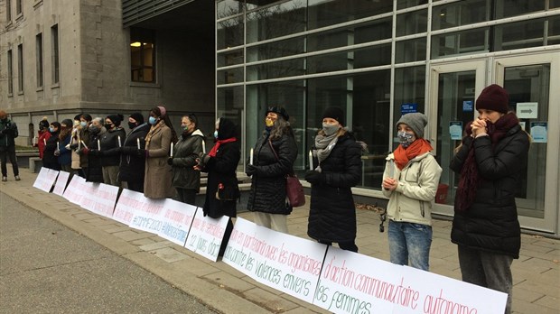 14 femmes manifestent à Trois-Rivières en mémoire des victimes de l’École polytechnique