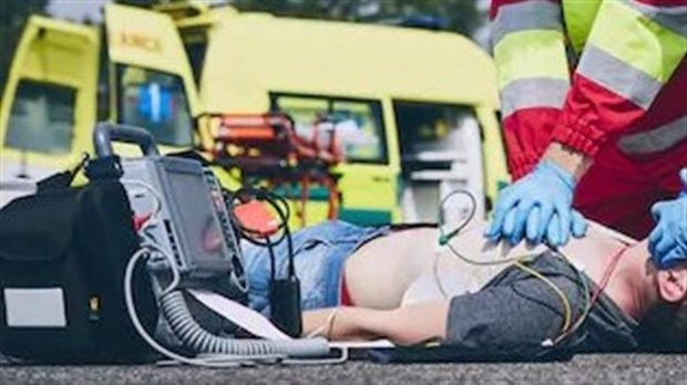 Premier usage de défibrillateurs dans la police: deux agentes interviennent avec succès