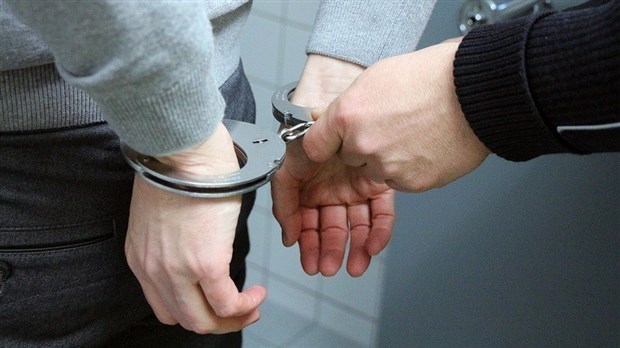 Une jeune homme arrêté pour menaces de mort envers les policiers