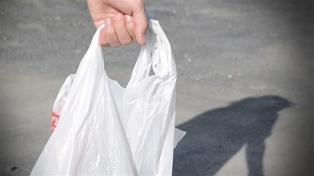 Tous les IGA de la Mauricie retirent les sacs de plastique aux caisses
