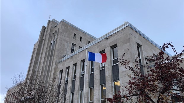 Shawinigan hisse le drapeau de la France à son mât protocolaire 
