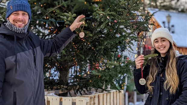 Les premières boules de Noël accrochées sur le sapin du partage au Moulin Michel