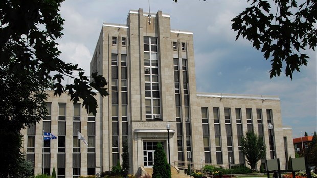 Séance publique du conseil à Shawinigan : 25 citoyens admis dans la salle