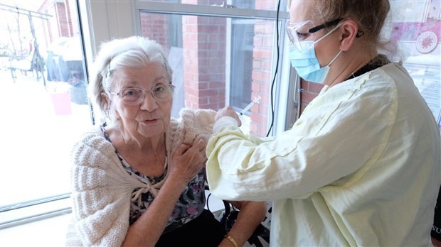 L’arrivée de 6 000 doses du vaccin AstraZenaca permet le début de la vaccination à domicile 