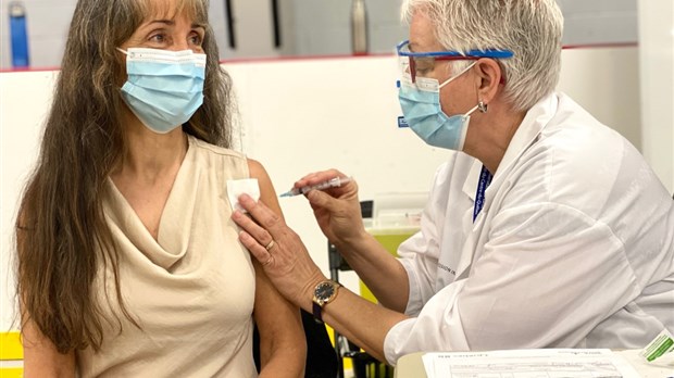 La députée Tardif reçoit sa première dose de l'AstraZeneca
