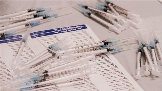 Vaccination : Québec devrait abaisser l’âge pour recevoir une dose, dit le Dr Arruda