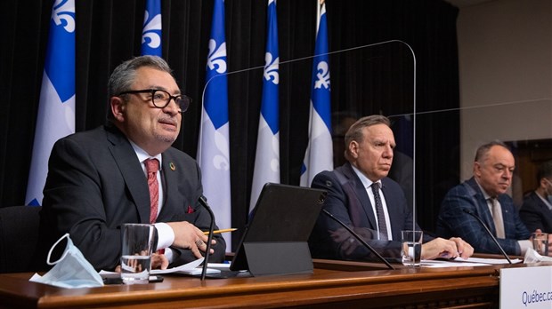 « Le mois de mai, c'est le mois de la vaccination », dit le ministre Dubé
