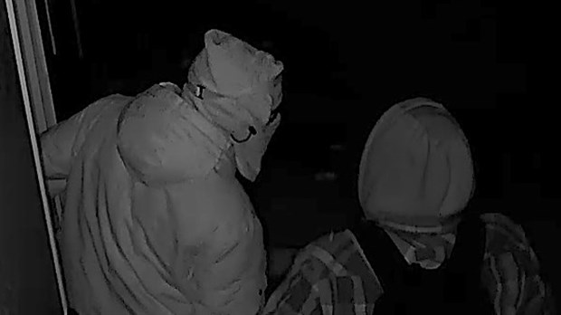 Vol avec violence dans une résidence de Sainte-Julienne : la SQ recherche 4 suspects