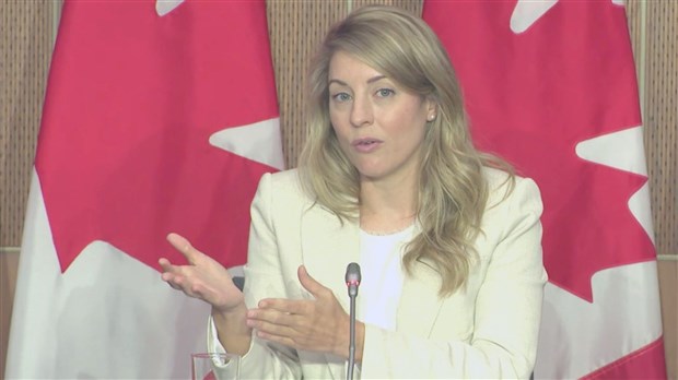 « Nos deux langues officielles ne sont pas à armes égales » — Mélanie Joly