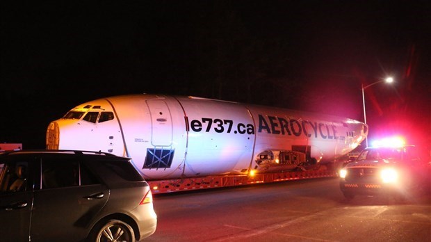 Un Boeing 737 transporté par voie terrestre vendredi soir