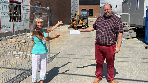 Marie-Louise Tardif remet 10 000 $ à la Coopérative de solidarité santé Le Rocher