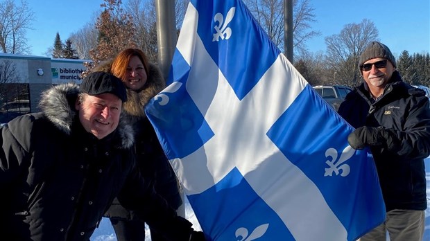 Une levée protocolaire du fleurdelisé devant l’hôtel de ville de Bécancour