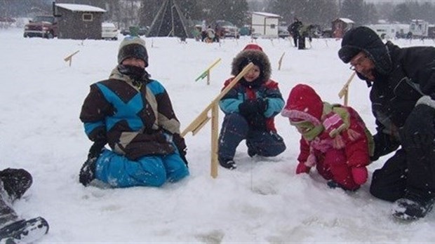 20 pêcheurs en herbe sur la glace au Centre Pêcheresse à Yamachiche