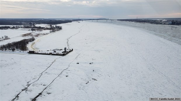 Fissure dans la glace au Quai de Sainte-Angèle