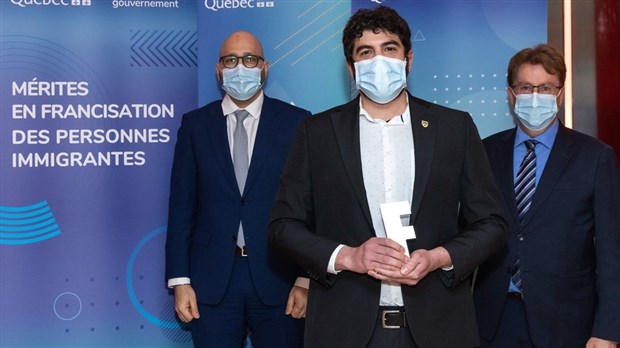 Carlos Alexander Ruiz Mena reçoit l'honneur de «Personne réfugiée non francophone»