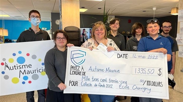 Des élèves de l’école Chavigny font un  don à Autisme Mauricie