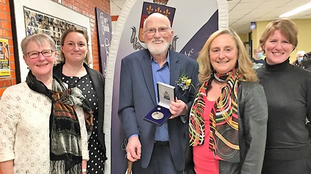 Jacques Blain dit le marcheur reçoit la Médaille du lieutenant-gouverneur
