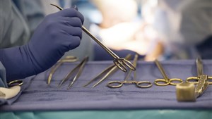 Encore trop de chirurgies oncologiques hors délais, dénonce l'opposition officielle
