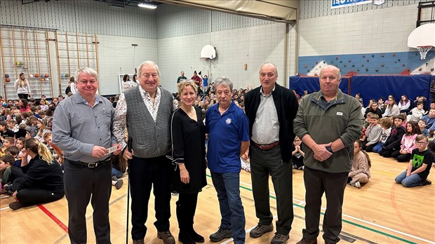 Le Club optimiste St-Louis-de-France remet plus de 4000 $ à une école 