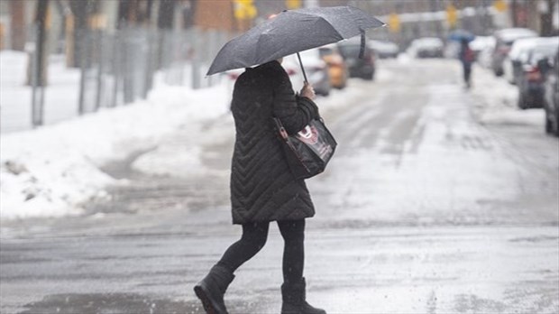 De la pluie, de la neige et du grésil sont au menu pour la journée de lundi au Québec