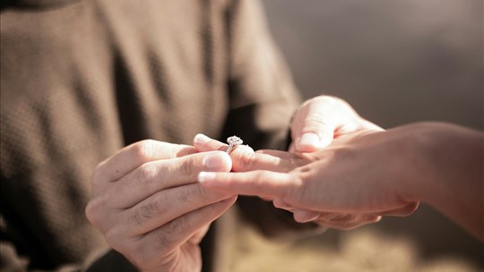 Comment choisir la bague de fiançailles parfaite pour votre partenaire