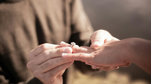 Comment choisir la bague de fiançailles parfaite pour votre partenaire