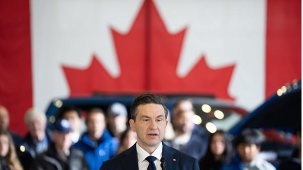 Poilievre s'attaque aux véhicules électriques, Carney sur la défensive