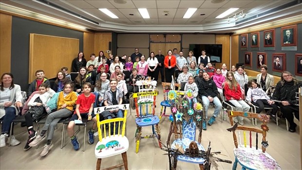Sept Chaises des générations décorées par des élèves de Bécancour