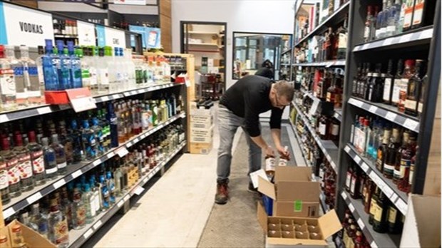 Le Québec donnera l'alcool américain périmé plutôt que de le détruire, dit Girard