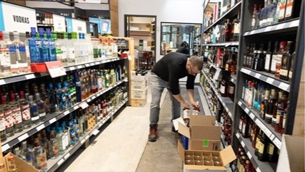 Le Québec donnera l'alcool américain périmé plutôt que de le détruire, dit Girard