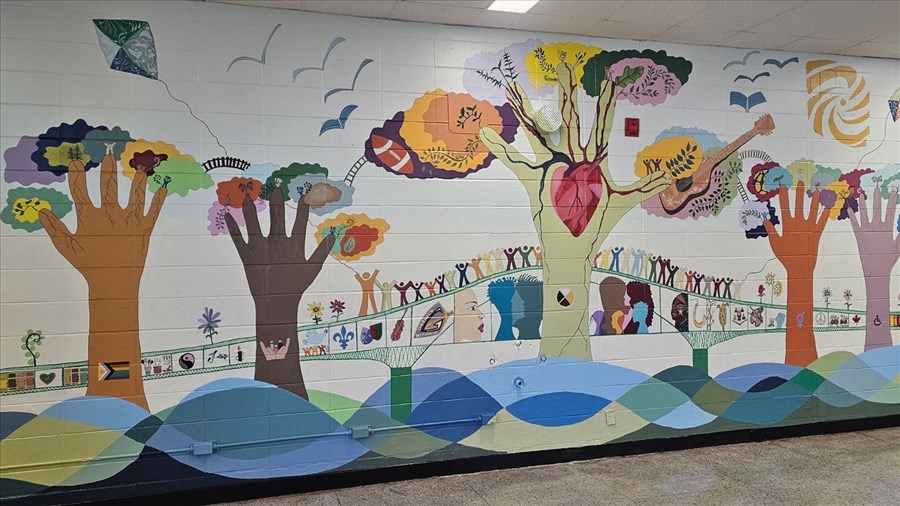 Une murale sur le vivre-ensemble à l'école secondaire des Pionniers