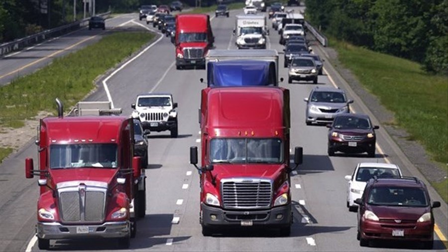 Des camionneurs se rassemblent pour réclamer un contrôle plus strict des règles