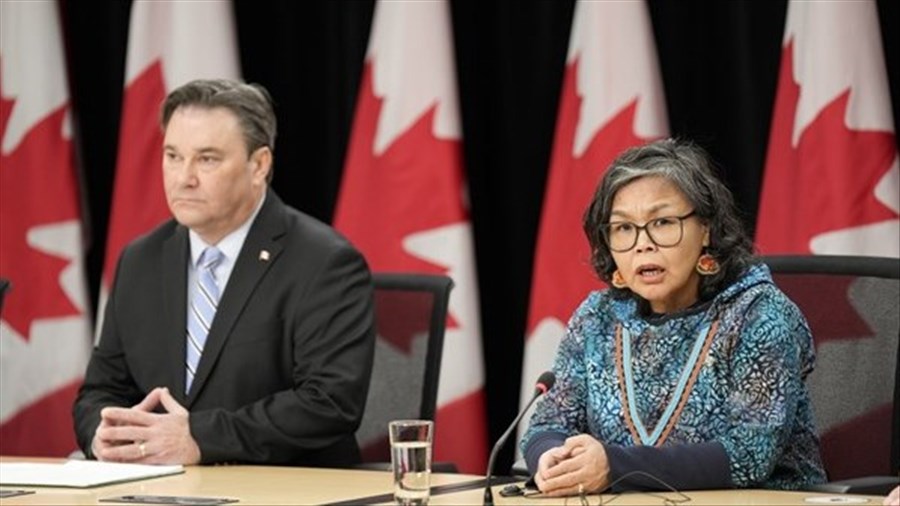 Le passage d'Idlout au camp libéral rapproche Carney de la majorité