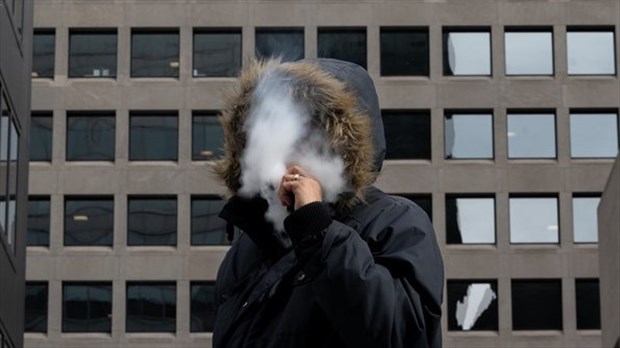 Des organismes réclament des règles strictes pour réduire le vapotage chez les jeunes